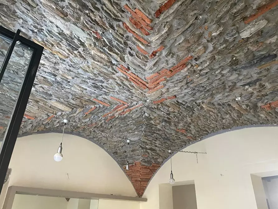 Immagine 3 di Locale commerciale in vendita  a Massa