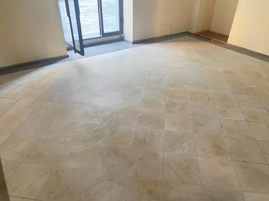 Immagine 6 di Locale commerciale in vendita  a Massa