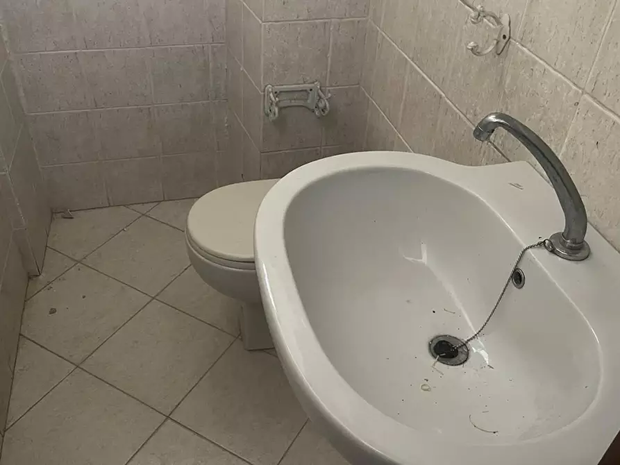 Immagine 15 di Locale commerciale in vendita  a Massa