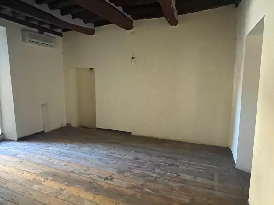 Immagine 10 di Locale commerciale in vendita  a Massa