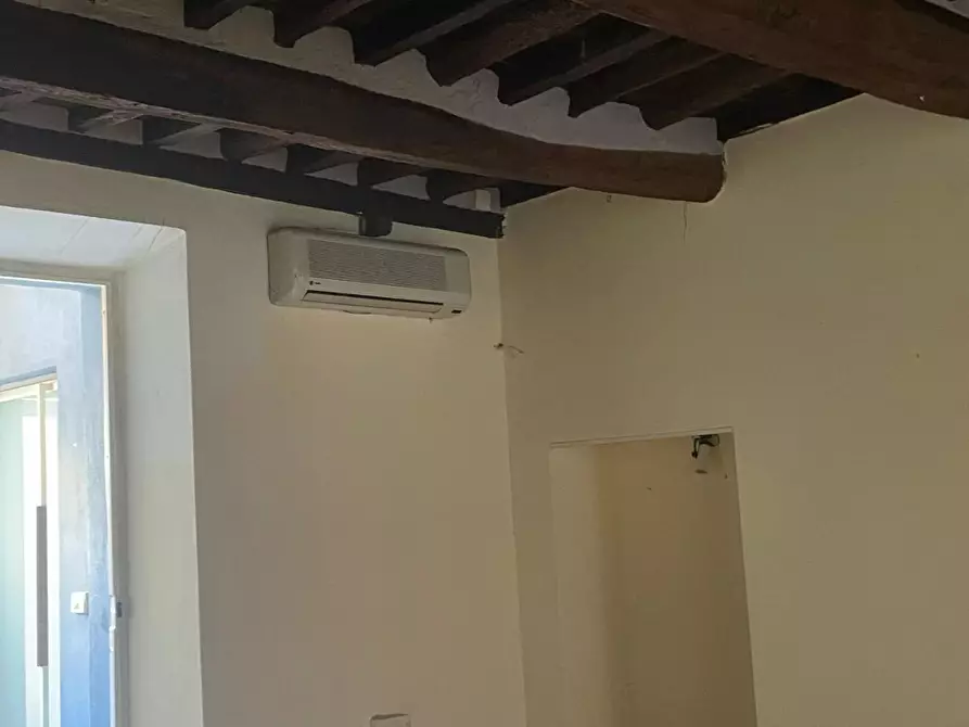 Immagine 12 di Locale commerciale in vendita  a Massa