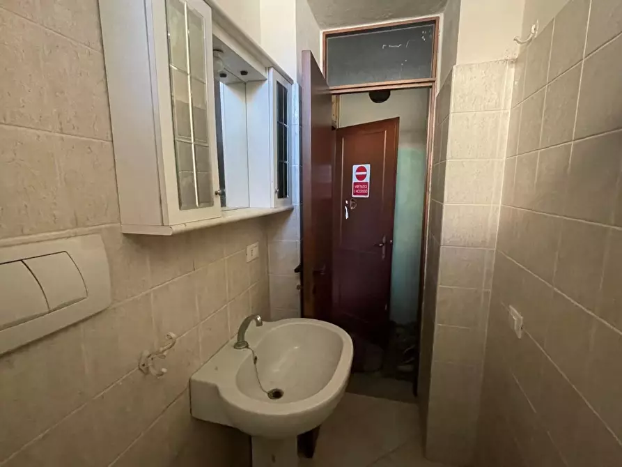 Immagine 17 di Locale commerciale in vendita  a Massa