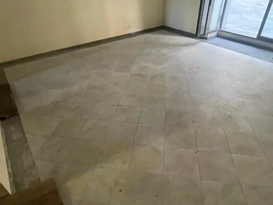 Immagine 5 di Locale commerciale in vendita  a Massa