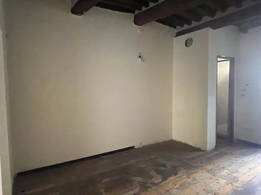 Immagine 8 di Locale commerciale in vendita  a Massa