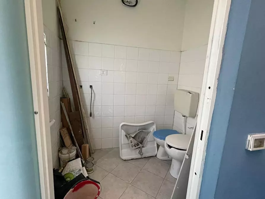 Immagine 18 di Locale commerciale in vendita  a Massa