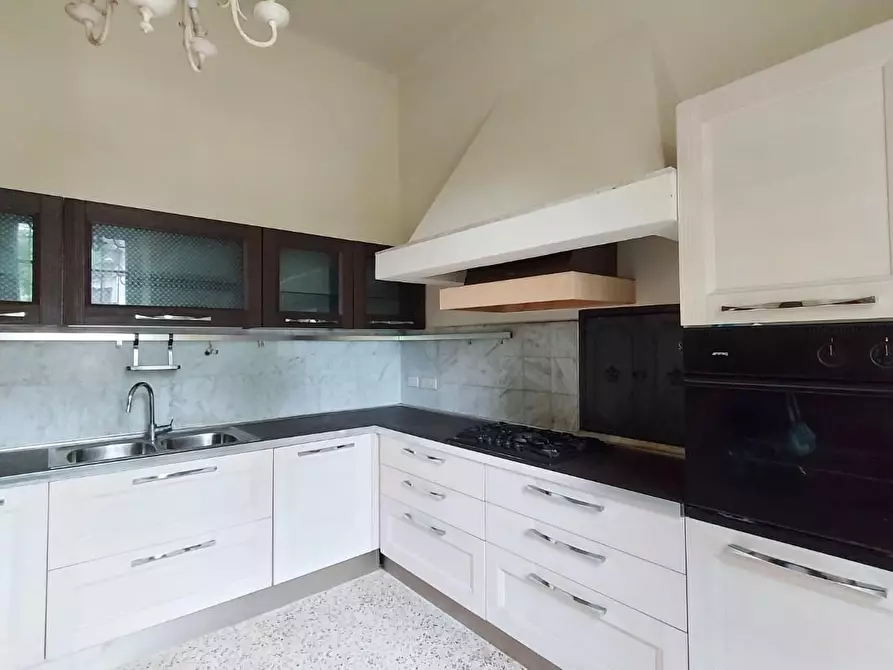 Immagine 2 di Villa in vendita  a Capannori