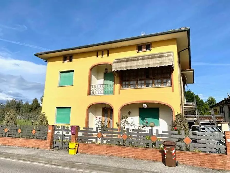 Immagine 1 di Villa in vendita  a Massa E Cozzile