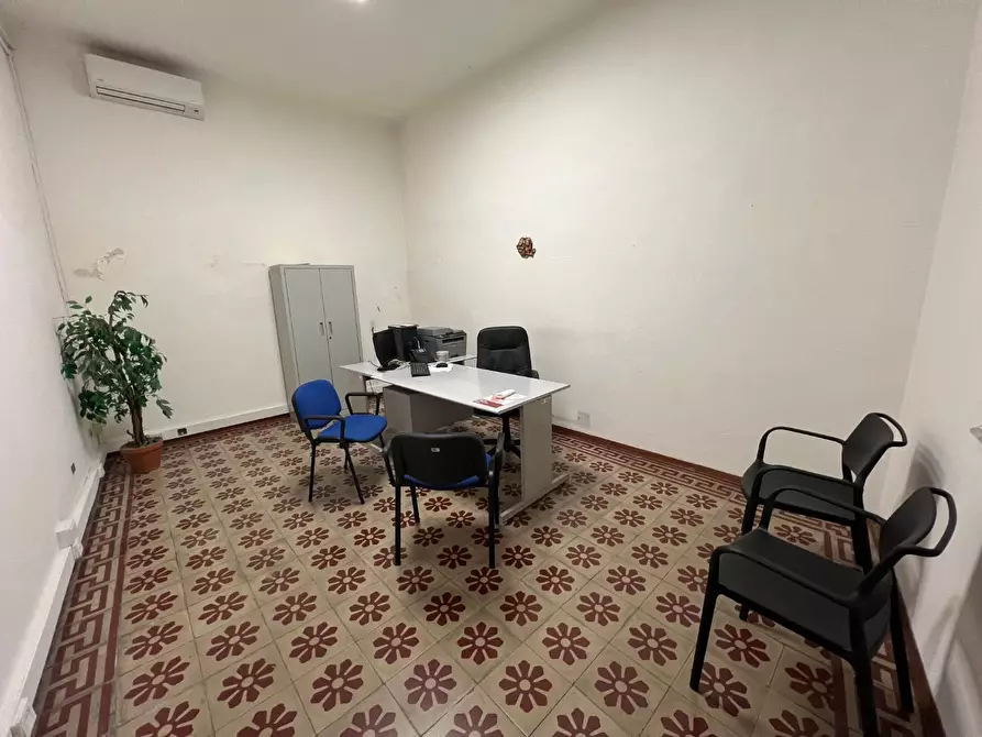 Immagine 3 di Ufficio in affitto  a Cascina