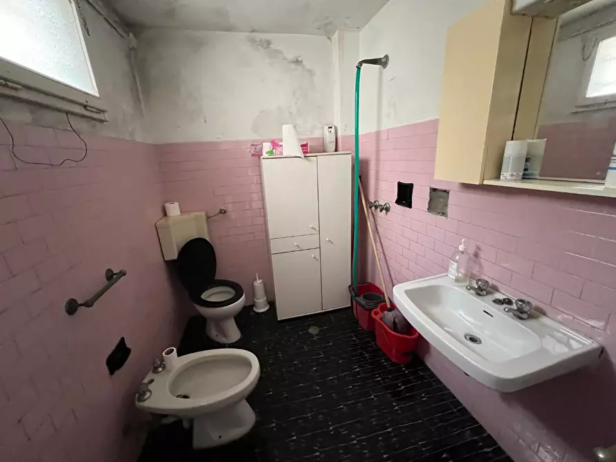 Immagine 4 di Ufficio in affitto  a Cascina