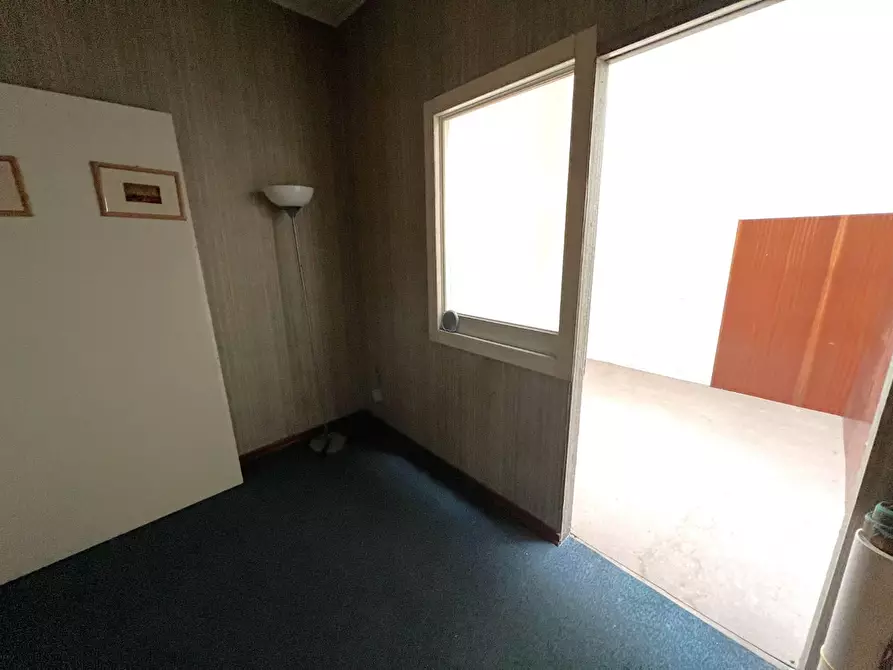 Immagine 3 di Ufficio in affitto  a Cascina