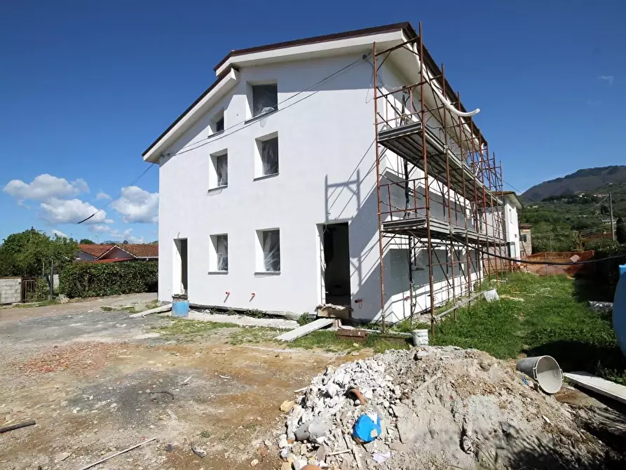 Immagine 2 di Casa bifamiliare in vendita  a Capannori
