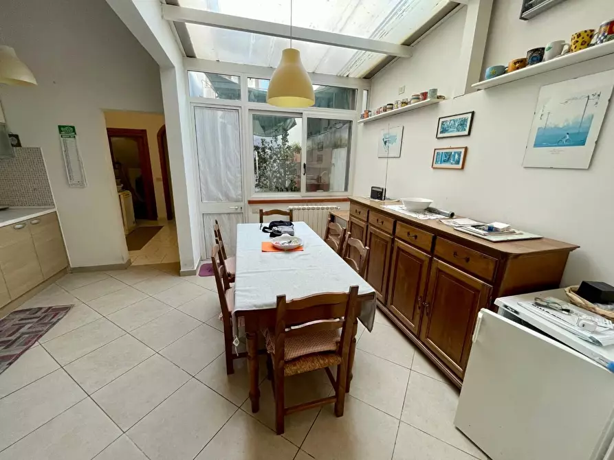 Immagine 11 di Villa in vendita  a Viareggio