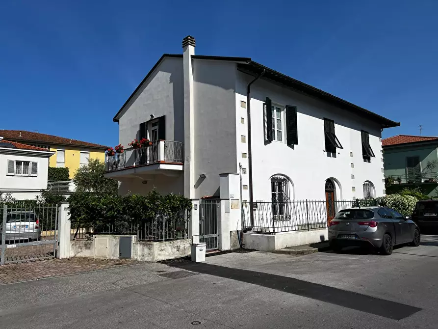 Immagine 1 di Casa bifamiliare in vendita  a Lucca