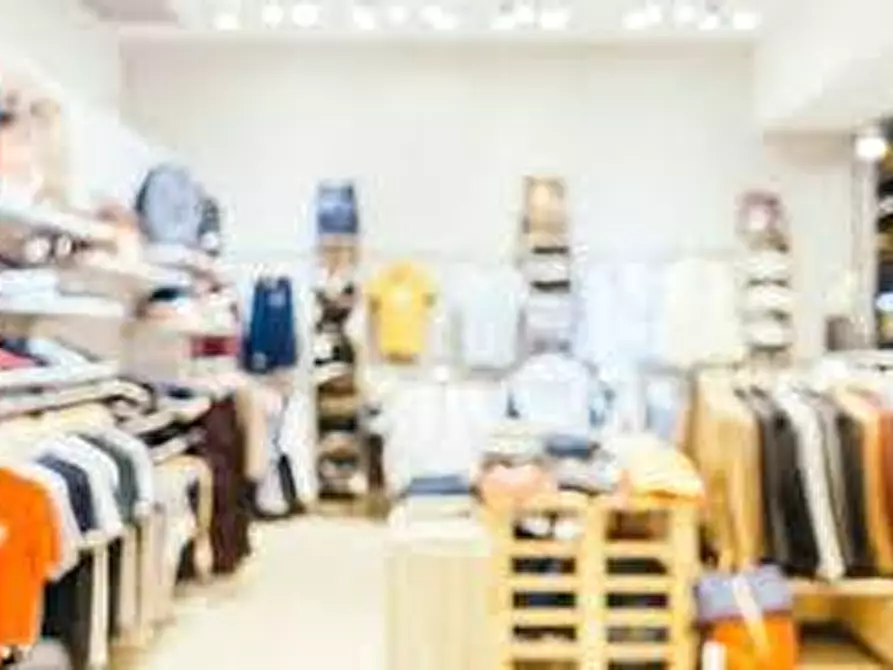 Immagine 16 di Locale commerciale in affitto  a Lucca