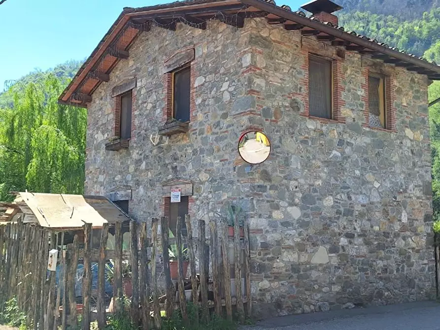 Immagine 1 di Casa indipendente in vendita  a Borgo A Mozzano