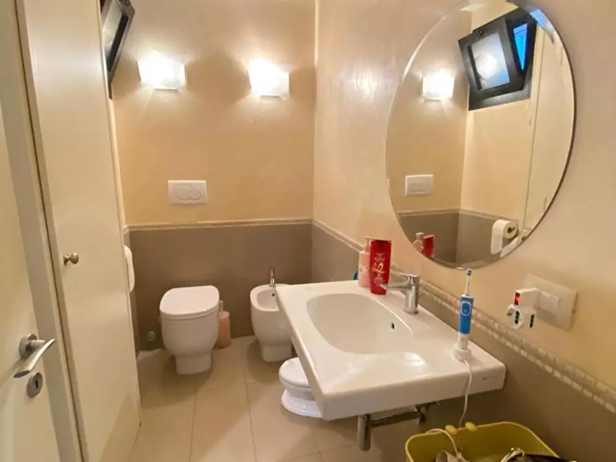 Immagine 12 di Appartamento in vendita  a Lucca