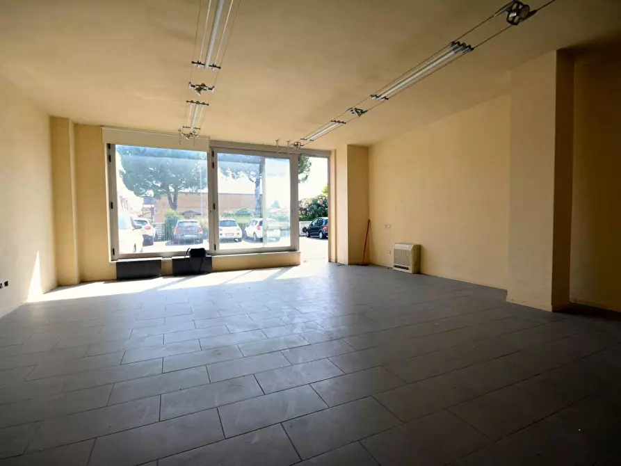 Immagine 3 di Negozio in vendita  a Lucca