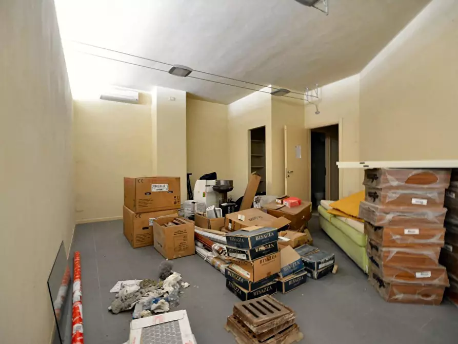 Immagine 5 di Negozio in vendita  a Lucca
