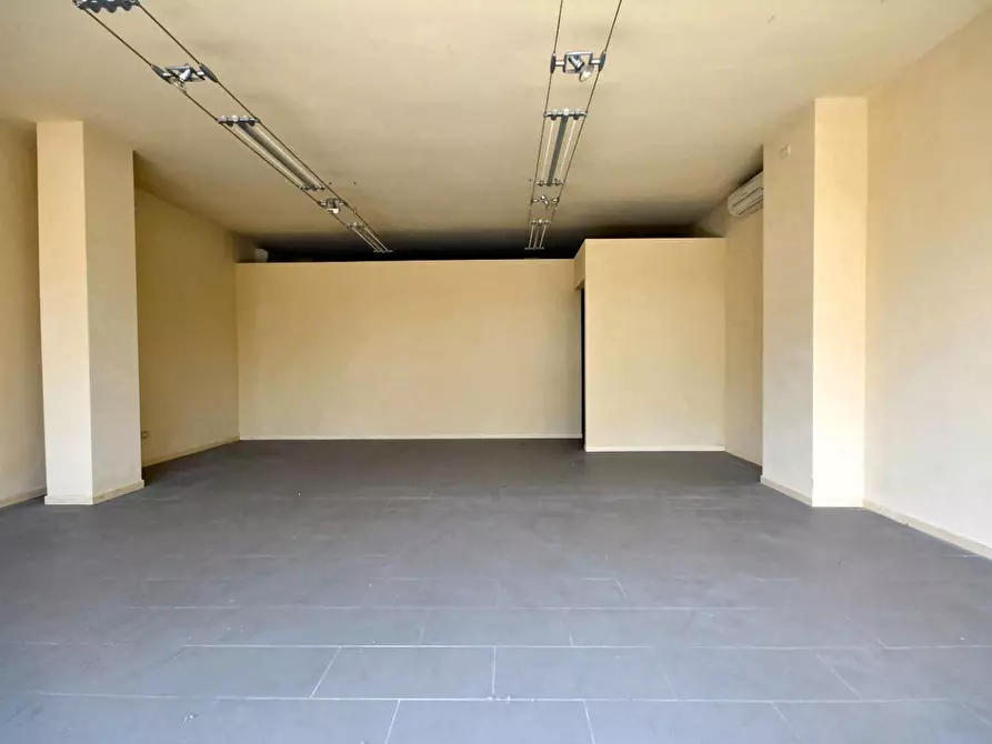 Immagine 8 di Negozio in vendita  a Lucca