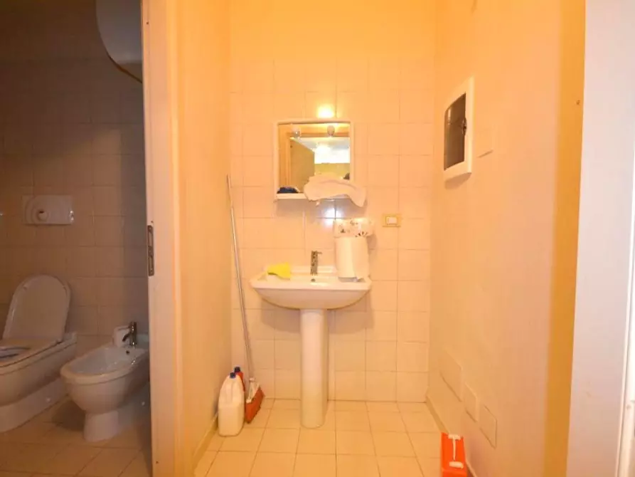 Immagine 4 di Negozio in vendita  a Lucca