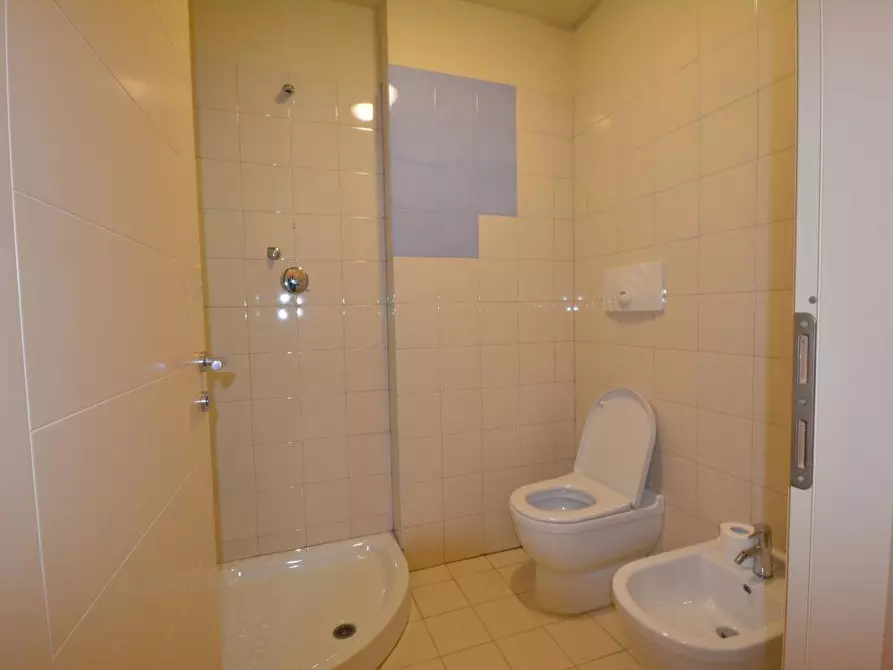 Immagine 7 di Negozio in vendita  a Lucca