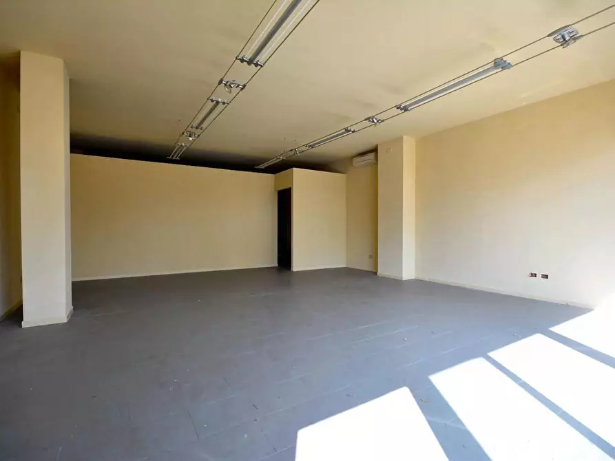 Immagine 10 di Negozio in vendita  a Lucca