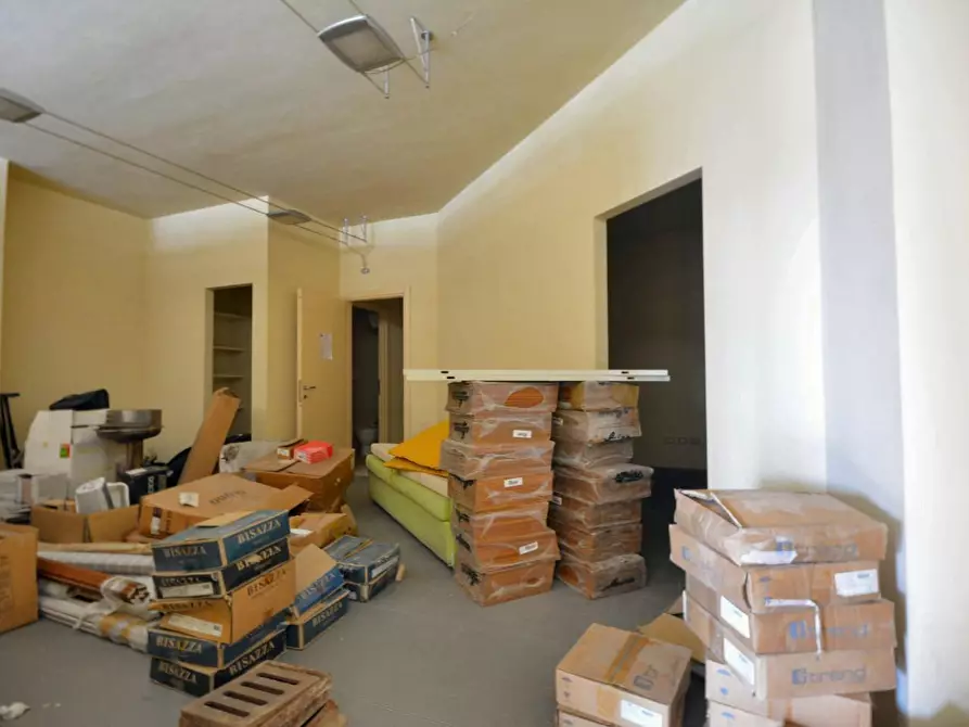 Immagine 6 di Negozio in vendita  a Lucca