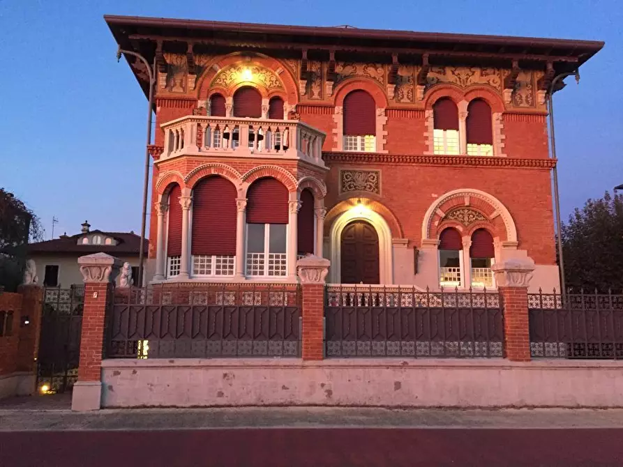 Immagine 2 di Villa in vendita  a Massa