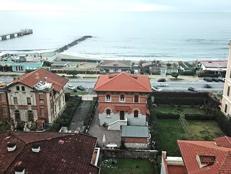 Immagine 13 di Villa in vendita  a Massa