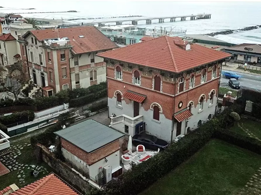 Immagine 14 di Villa in vendita  a Massa