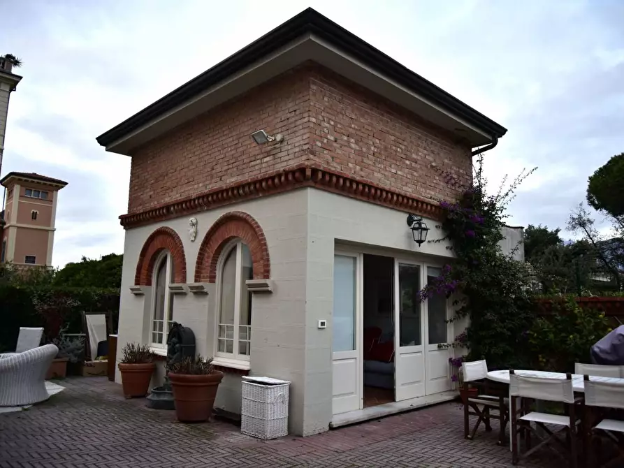 Immagine 6 di Villa in vendita  a Massa