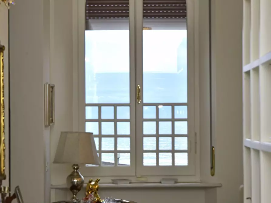 Immagine 9 di Villa in vendita  a Massa