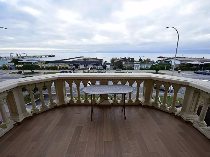 Immagine 11 di Villa in vendita  a Massa