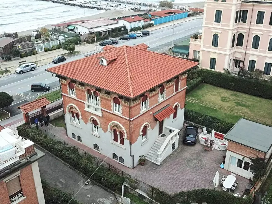 Immagine 15 di Villa in vendita  a Massa