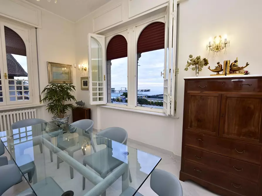 Immagine 8 di Villa in vendita  a Massa