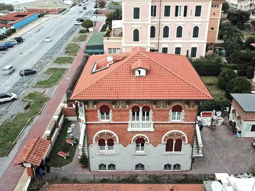 Immagine 16 di Villa in vendita  a Massa