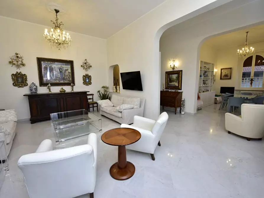 Immagine 10 di Villa in vendita  a Massa