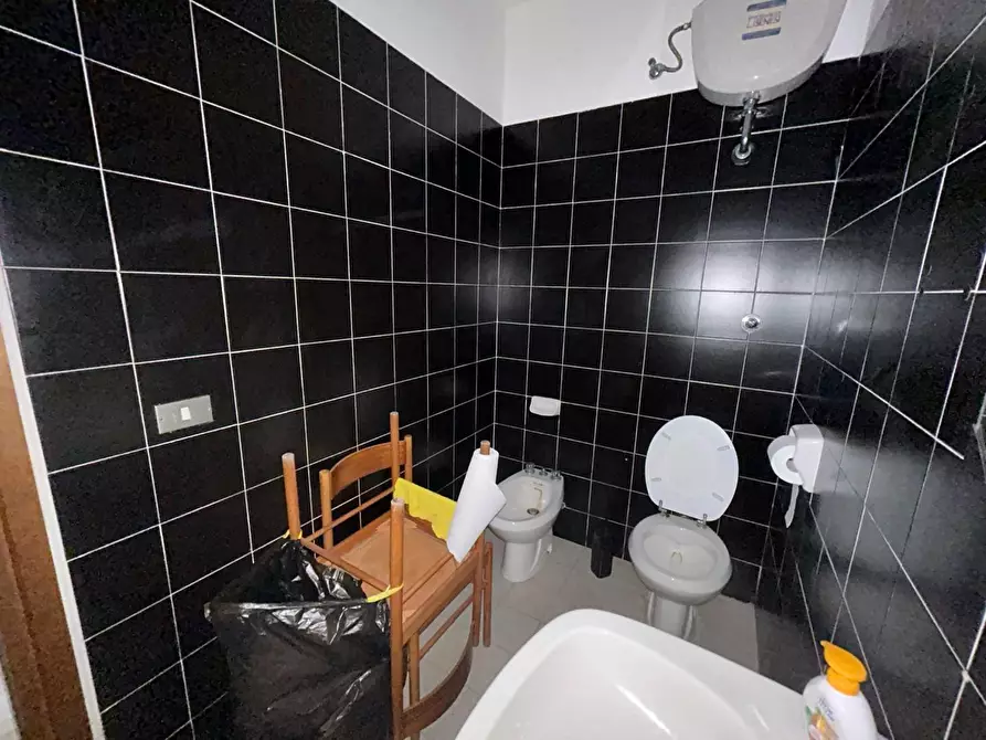 Immagine 11 di Ufficio in affitto  a Livorno