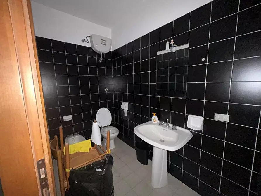 Immagine 10 di Ufficio in affitto  a Livorno