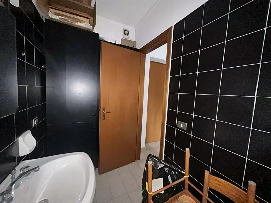 Immagine 9 di Ufficio in affitto  a Livorno