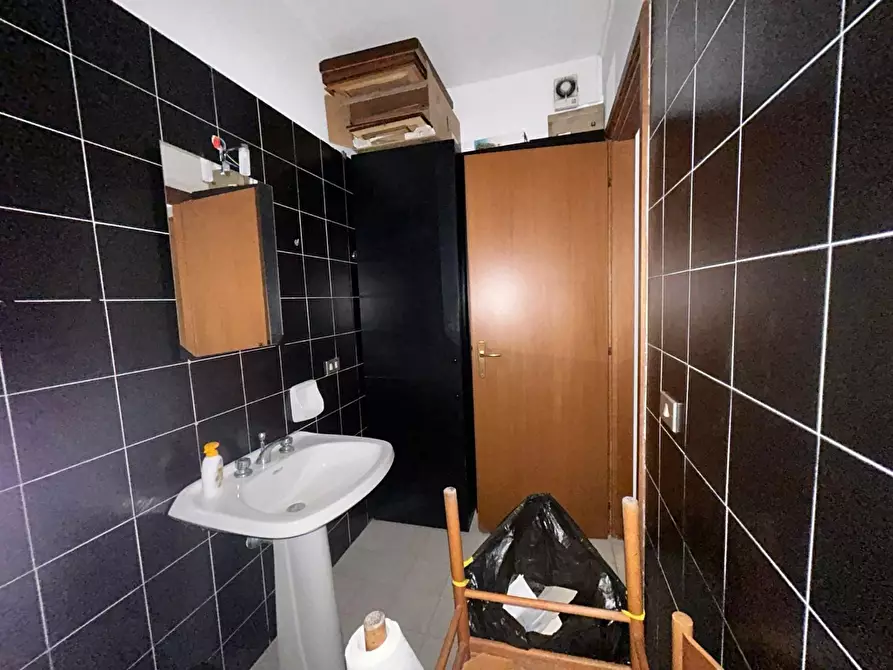 Immagine 8 di Ufficio in vendita  a Livorno