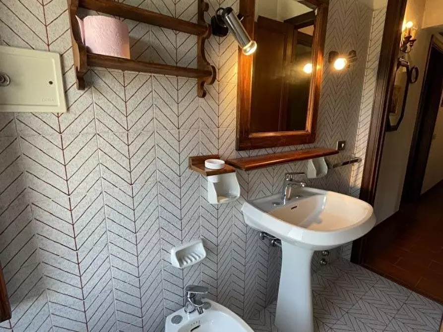 Immagine 33 di Rustico / casale in vendita  a Lucca