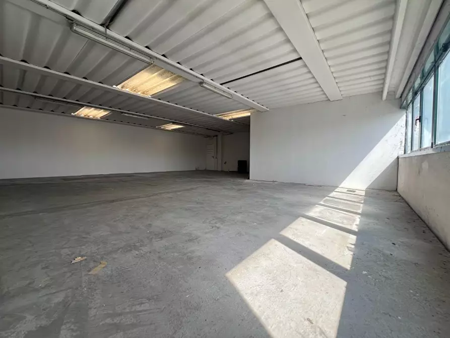 Immagine 3 di Ufficio in affitto  a Cascina