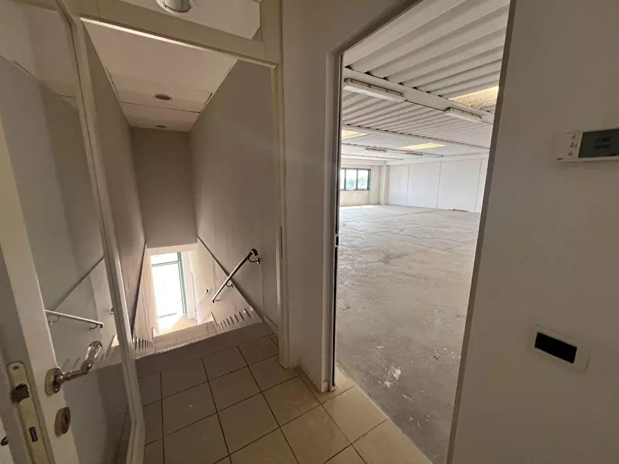 Immagine 4 di Ufficio in affitto  a Cascina