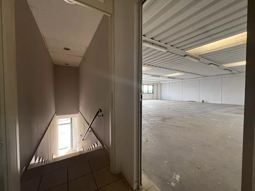 Immagine 5 di Ufficio in affitto  a Cascina