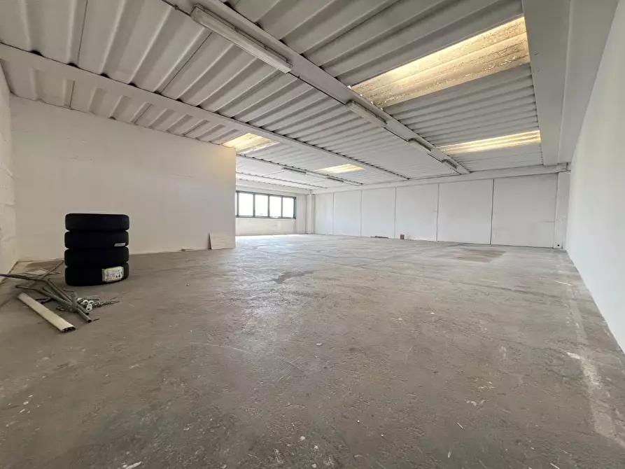 Immagine 2 di Ufficio in affitto  a Cascina