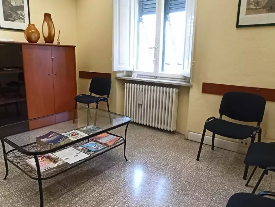 Immagine 12 di Ufficio in affitto  a Lucca