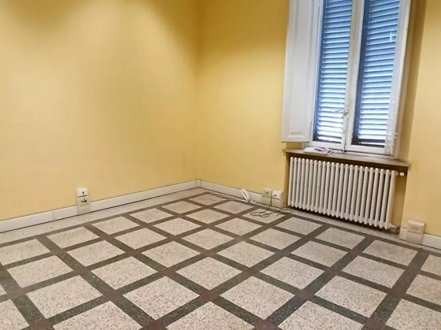 Immagine 8 di Ufficio in affitto  a Lucca