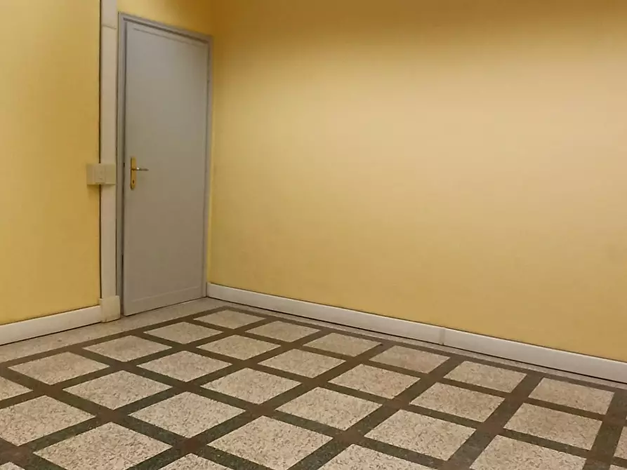 Immagine 4 di Ufficio in affitto  a Lucca