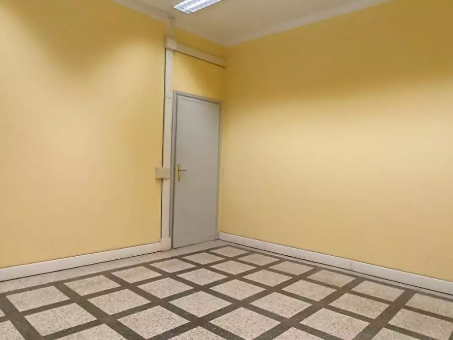 Immagine 5 di Ufficio in affitto  a Lucca